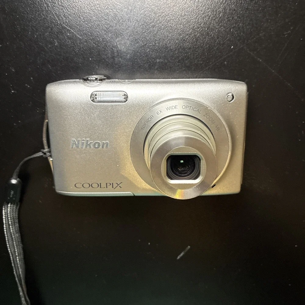 Nikon COOLPIX S3300 Silver 16.0MP 6x Digital Camera Bundle (Tested/Works)
